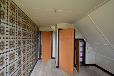 <p>Slaapkamer rechtsvoor op zolder, met paneeldeuren uit de jaren '50. </p>
